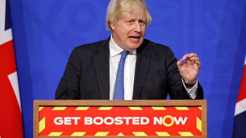 رئيس الوزراء البريطاني بوريس جونسون في مؤتمر صحافي يتناول خطة مواجهة انتشار المتحورة أوميكرون