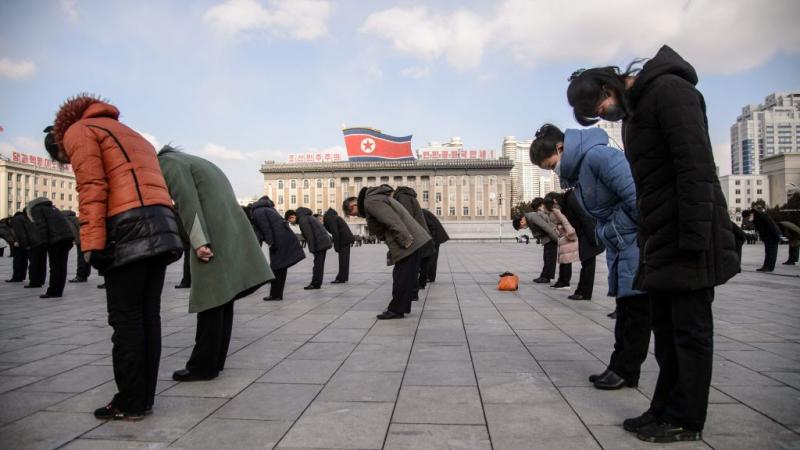 كوريون شماليون في دقائق صمت بالذكرى السنوية العاشرة لوفاة كيم جونغ إيل (غيتي)