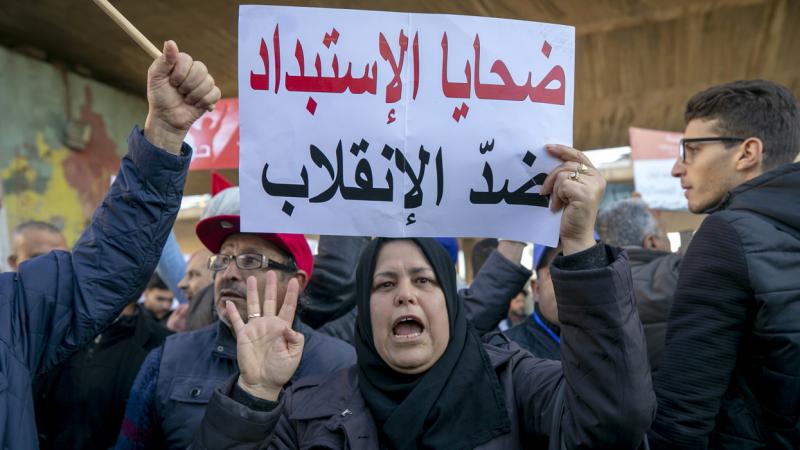 مواطنون تونسيون يشاركون في مسيرة رافضة لإجراءات الرئيس قيس سعيّد (غيتي)
