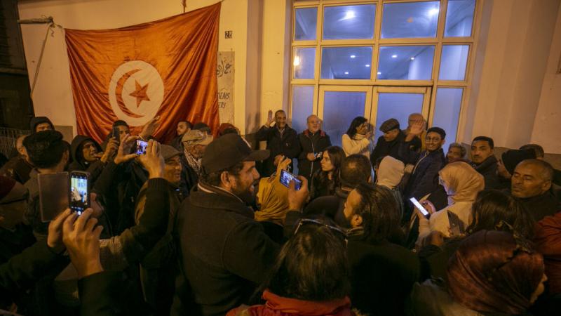 يشارك سياسيون من عدة تيارات حزبية في تونس بالإضراب بعدما جمعهم هدف واحد، وهو رفض الانفراد بالسلطة (غيتي)