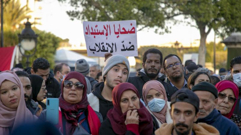 أعلنت حملة "مواطنون ضد الانقلاب" أنها قرّرت تعليق اعتصامها المفتوح ضد الرئيس قيس سعيّد تجنّبًا للمواجهة مع الشرطة (غيتي)