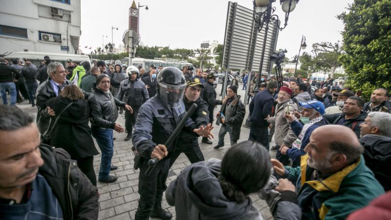قوات الأمن التونسية تفض اعتصامًا احتجاجيًا على قرارات الرئيس التونسي قيس سعيد (غيتي)