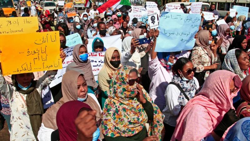 حملت النساء لافتات كُتبت عليها شعارات من قبيل "الاغتصاب لن يوقفنا" و"نساء السودان أقوى والردّة مستحيلة" (غيتي)