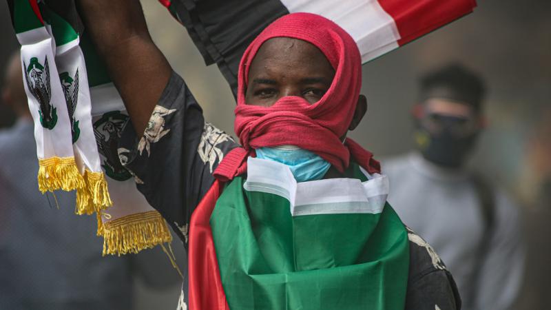 القوى السياسية السودانية تتمسك بضرورة إنهاء الانقلاب والعودة إلى الحكم المدني (غيتي)
