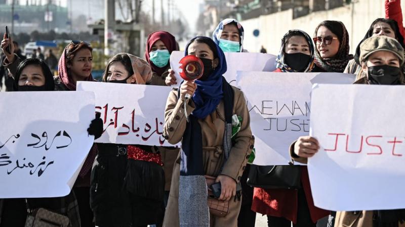 تظاهرت عشرات الأفغانيات الثلاثاء في كابُل للمطالبة باحترام حقوقهن (غيتي)