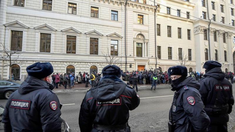 تظاهرة أمام المحكمة العليا في روسيا للتنديد بإغلاق منظمة "ميموريال" (غيتي)