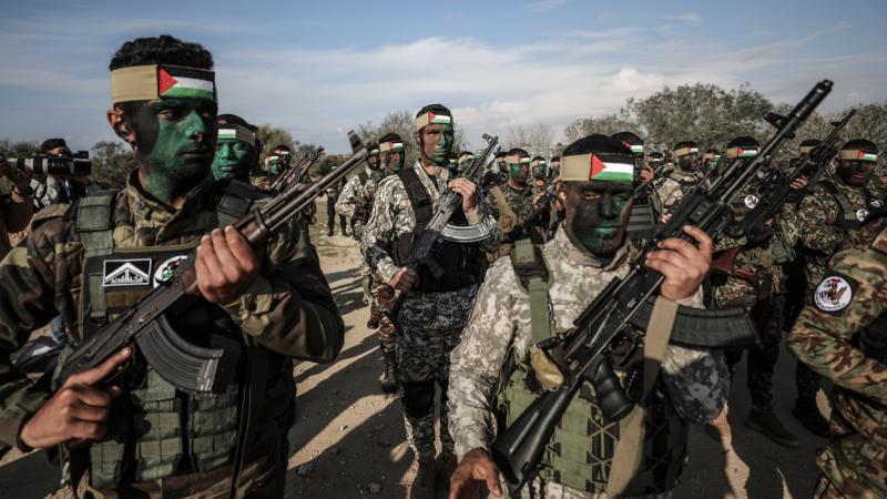 مشاركة كبيرة من فصائل المقاومة الفلسطينية في التدريبات العسكرية (غيتي)