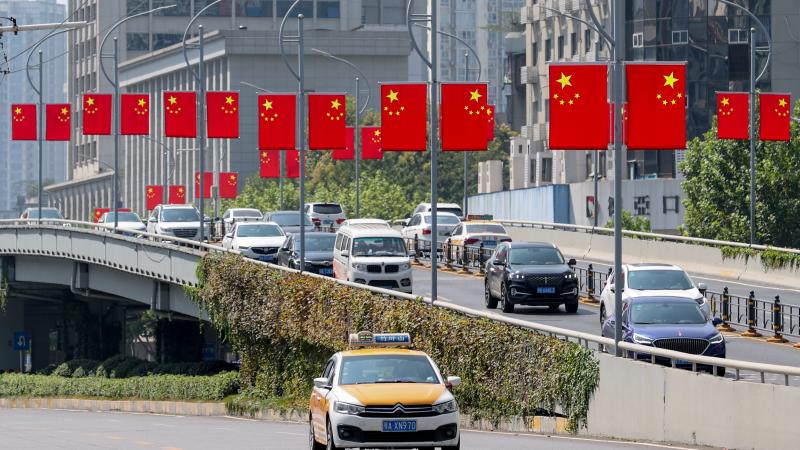 شهدت العلاقات بين بكين وواشنطن تدهورًا حادًا منذ عهد الرئيس الأميركي السابق دونالد ترمب (غيتي)