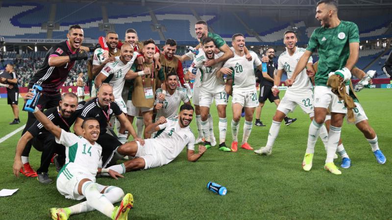 لاعبو الجزائر يحتفلون بالفوز على المنتخب اللبناني في كأس العرب بقطر (غيتي)