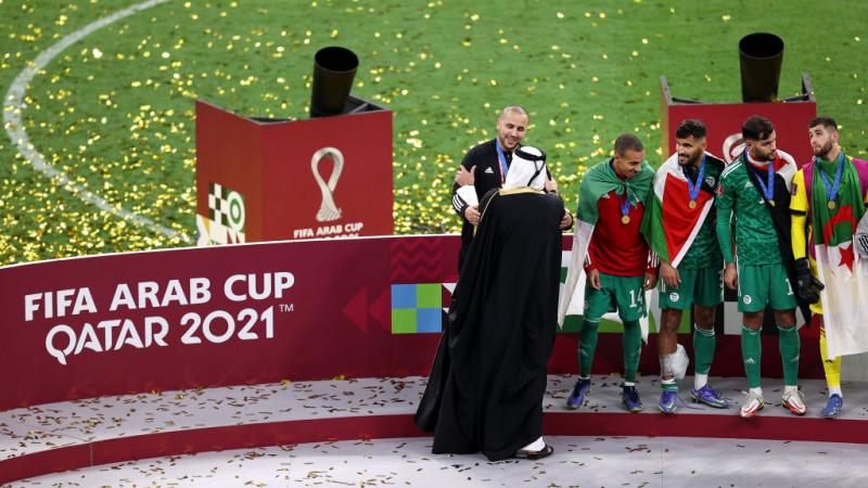 الشيخ تميم بن حمد آل ثاني أمير قطر مع مدرب منتخب الجزائر بعد المباراة النهائية لكأس العرب (غيتي)