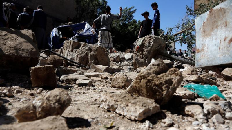 بدأ التحالف بقيادة السعودية يشن غارات على صنعاء منذ نحو أسبوع، مستهدفًا مواقع للحوثيين بينها المطار (غيتي)