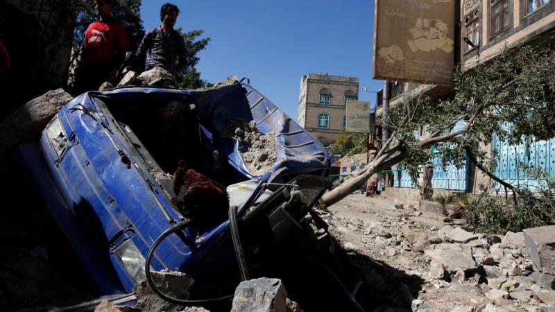 خلّف قصف جماعة الحوثي أضرارًا مادية في سوق آل جابر جنوبي مدينة مأرب