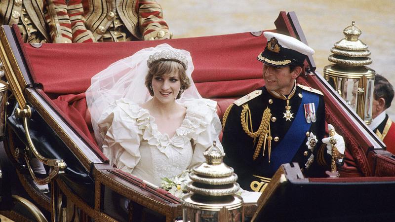 ارتدت الأميرة الراحلة التاج خلال حفل زفافها من تشارلز عام 1981