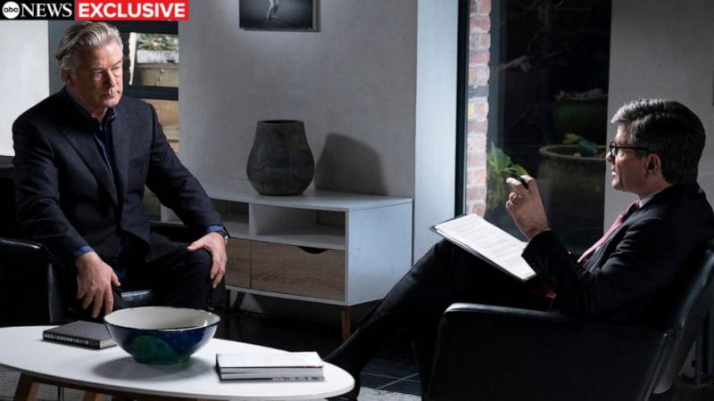 أليك بالدوين في أول مقابلة تلفزيونية له بعد حادثة فيلم "راست" (إي بي سي)
