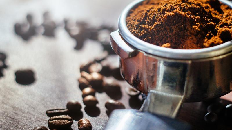 ساهم تضاعف سعر حبوب قهوة الأرابيكا في كولومبيا بتحسّن مستوى معيشة 540 ألف أسرة (غيتي)