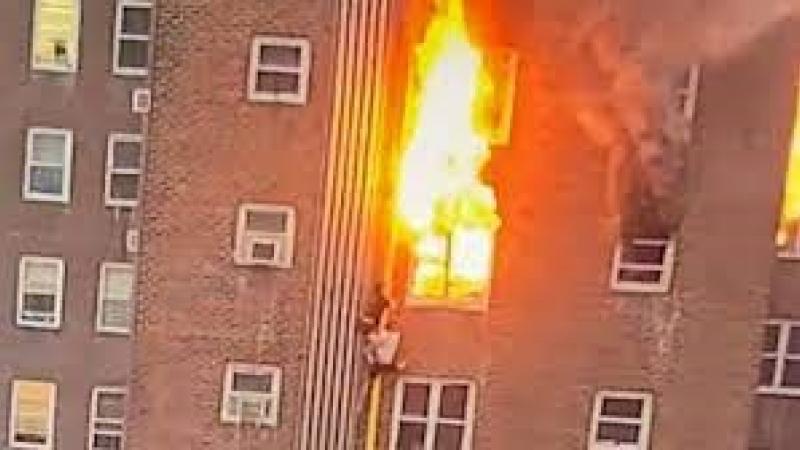 حريق كبير في الطابق الرابع من مبنى سكني في مدينة نيويورك (تويتر)