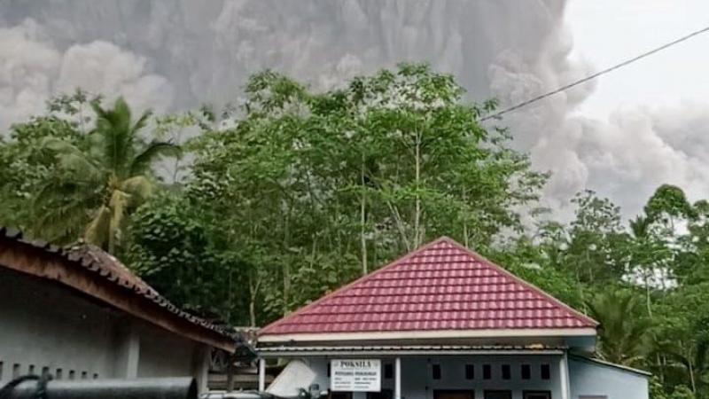 يُعد سيميرو واحدًا من بين ما يقرب من 130 بركانًا نشطًا في إندونيسيا (فيسبوك)