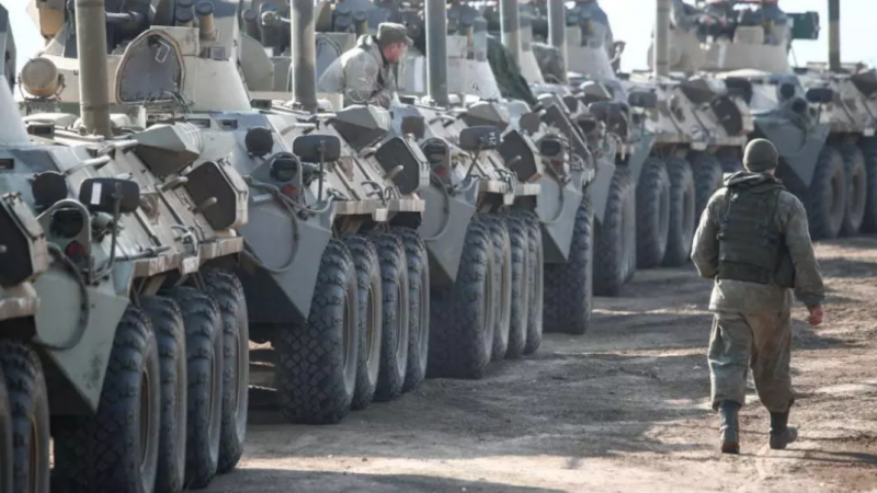 تتّهم الدول الغربية موسكو بحشد نحو مئة ألف جندي على الحدود الأوكرانية (غيتي)