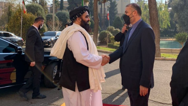 لقاء القائم بأعمال وزير الخارجية في حكومة طالبان مع نظيره الإيراني (تويتر)
