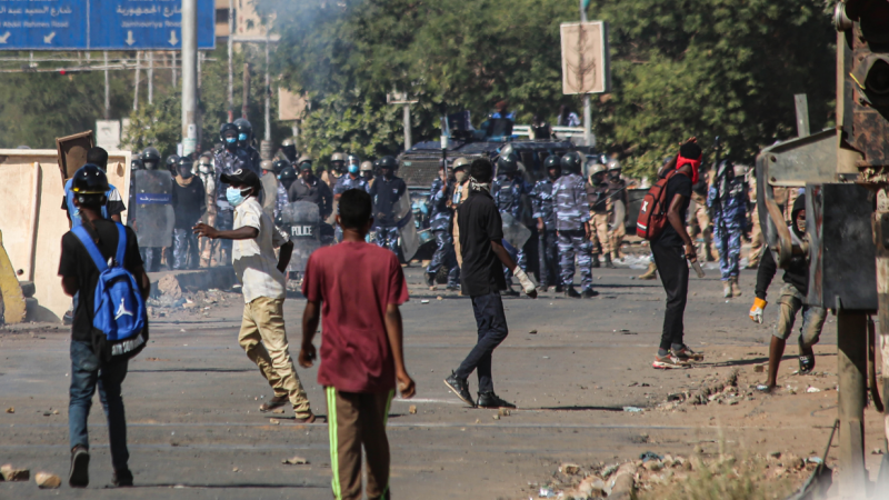ما يزال الشارع السوداني يغلي في العاصمة الخرطوم ومدن أخرى (غيتي)