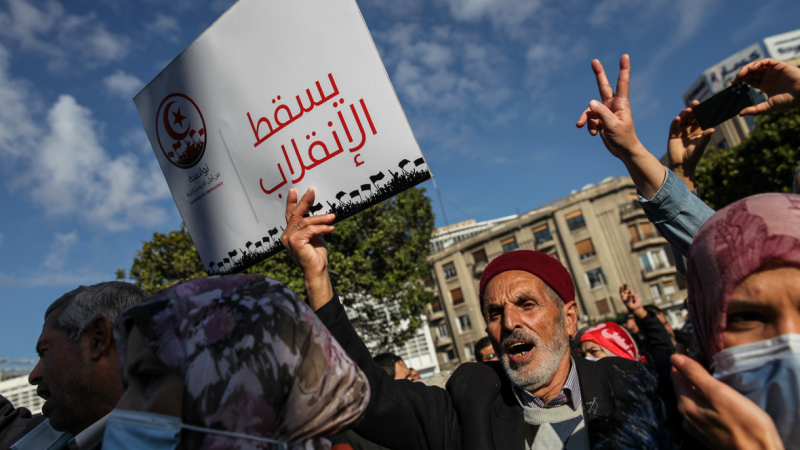 ترفض غالبية القوى السّياسية والمدنية إجراءات الرئيس التونسي وتعتبرها "انقلابًا على الدّستور" (غيتي)