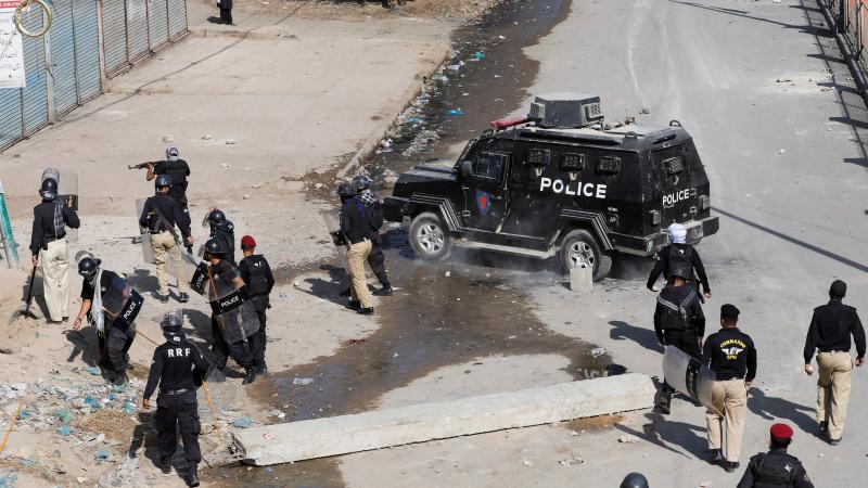 فتح مسلّحان النار على نقطة تفتيش تابعة للشرطة في إسلام أباد (أرشيف-رويترز)