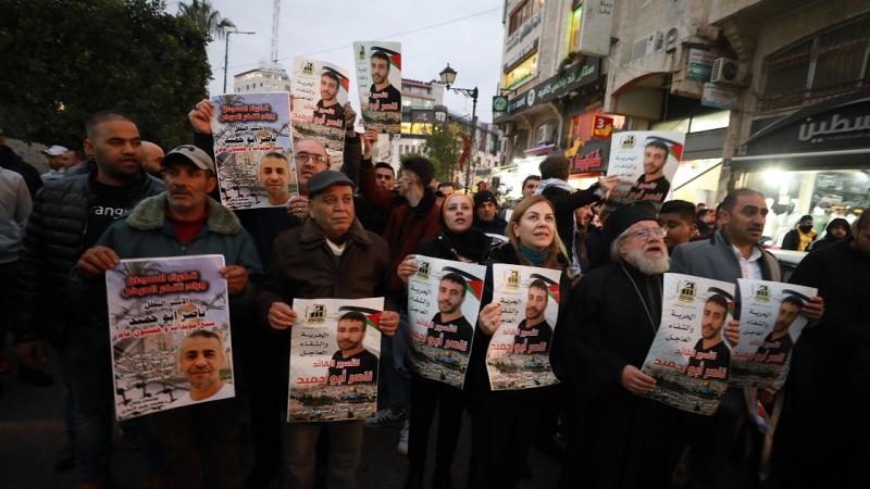 مسيرة في رام الله للمطالبة بإطلاق سراح الأسير أبو حميد (الأناضول)