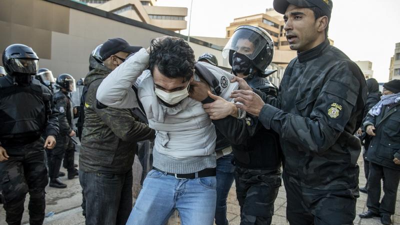 استنكرت منظمات تونسية ما أسمته "نهج القمع البوليسي" الذي استهدف المحتجين في مظاهرات الجمعة