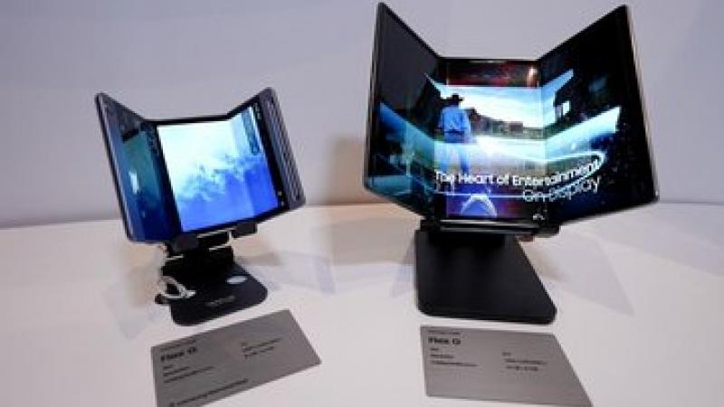 عرضت سامسونغ جهاز "فليكس نوت" وهو نموذج أولي للحاسوب المحمول ويمكن تحويله إلى شاشة أكبر عند فتحه (تويتر)