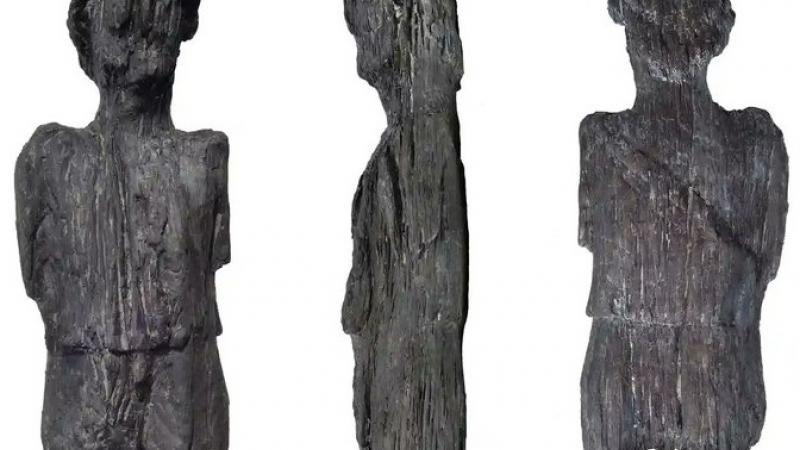 يبلغ ارتفاع التمثال 67 سم وهو منحوت من قطعة واحدة من الخشب (تويتر)