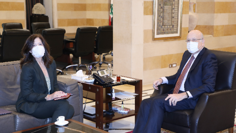 سلّمت السفيرة الأميركية دوروثي شيا رئيس الحكومة اللبناني نجيب ميقاتي كتابًا خطيًا من وزارة الخزانة الأميركية (الوكالة الوطنية للإعلام)