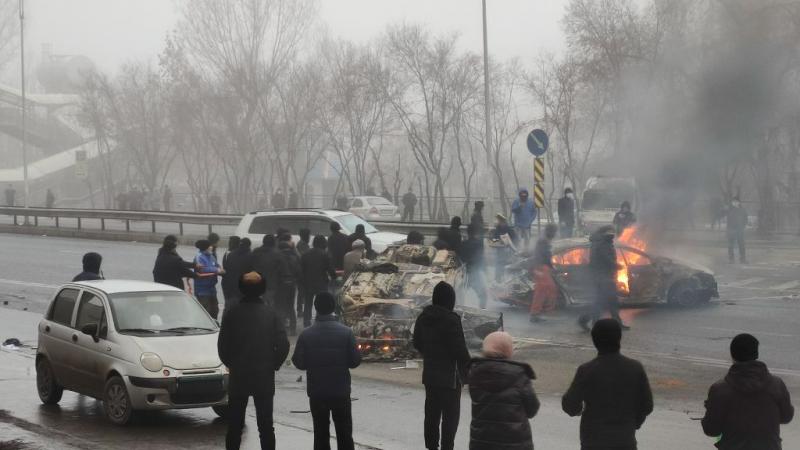 انتقلت شرارة الاحتجاجات إلى مدينة ألماتي العاصمة الاقتصادية لكازاخستان وكبرى مدنها