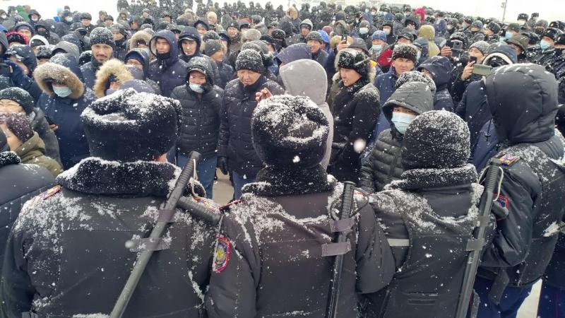   احتج المتظاهرون في كازاخستان على ارتفاع أسعار الغاز الطبيعي المسال (تويتر)