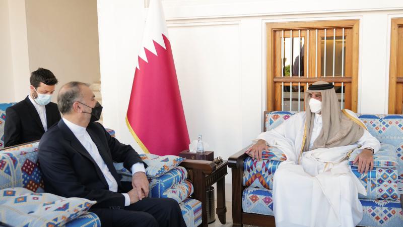 أمير قطر خلال استقباله وزير الخارجية الإيراني في الدوحة