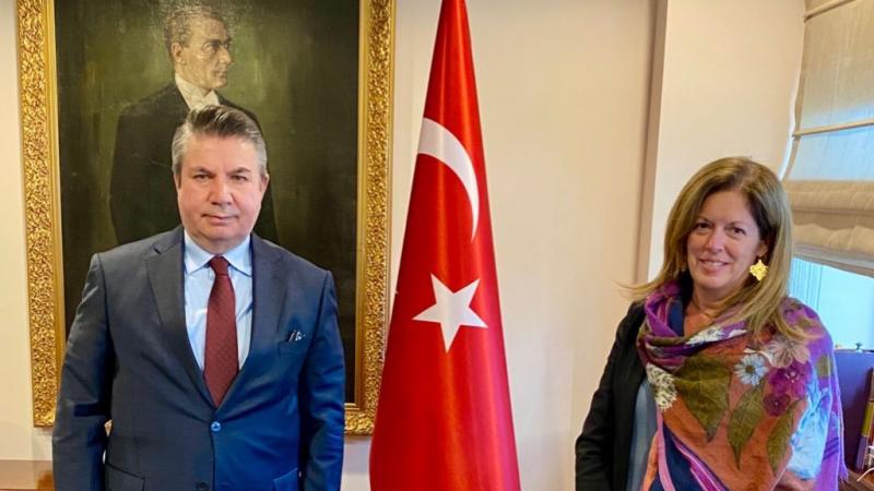 ستيفاني وليامز إلى جانب نائب وزير الخارجية التركي في أنقرة (تويتر)