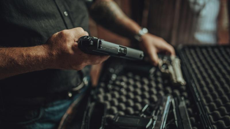 يعيش حوالي 40% من الأميركيين البالغين في منزل يحتوي على أسلحة (غيتي)