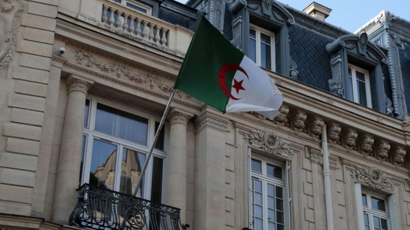 استأنف السفير الجزائري محمد عنتر داود مهماته في باريس أمس الخميس، وأكد أنه موجود في مكتبه في فرنسا