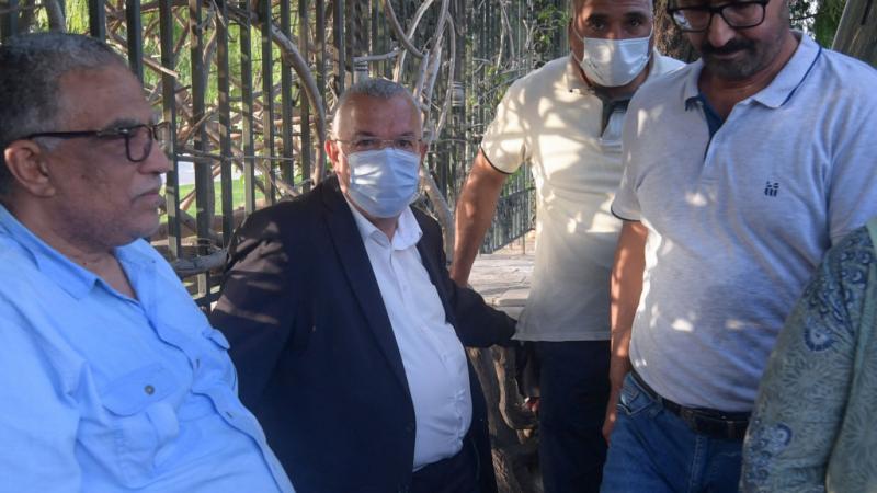 نور الدين البحيري خلال مشاركته في وقفة معارضة لإجراءات الرئيس قيس سعيّد في يوليو الماضي (غيتي)