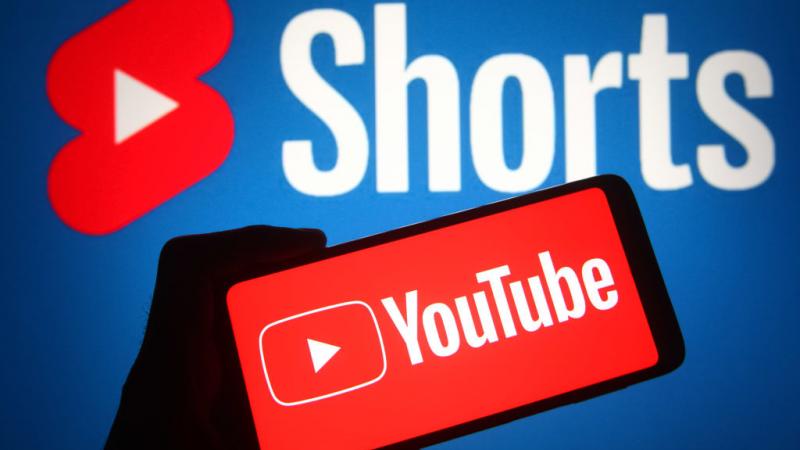 أشار كبير مسؤولي الأعمال في يوتيوب إلى أن المنصة ستحول تركيزها إلى بعض البرامج (غيتي)