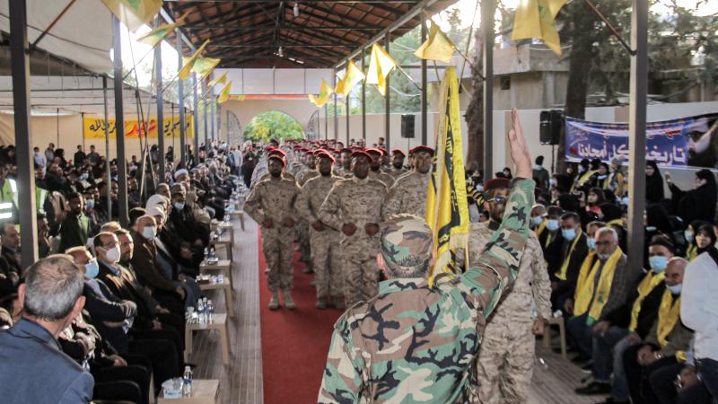 عناصر من حزب الله اللبناني خلال عرض عسكري في مدينة بعلبك (غيتي)