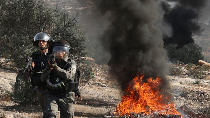 تشهد بلدة بيتا احتجاجات شبه يومية رفضًا للسيطرة الإسرائيلية على أراض خاصّة بمنطقة جبل صبيح (غيتي)
