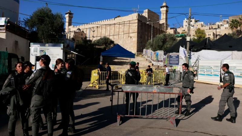 طردت قوات الاحتلال الفلسطينيين وممثلي وزارة الأوقاف ولجنة إعمار الخليل الذين حاولوا منع الحفريات