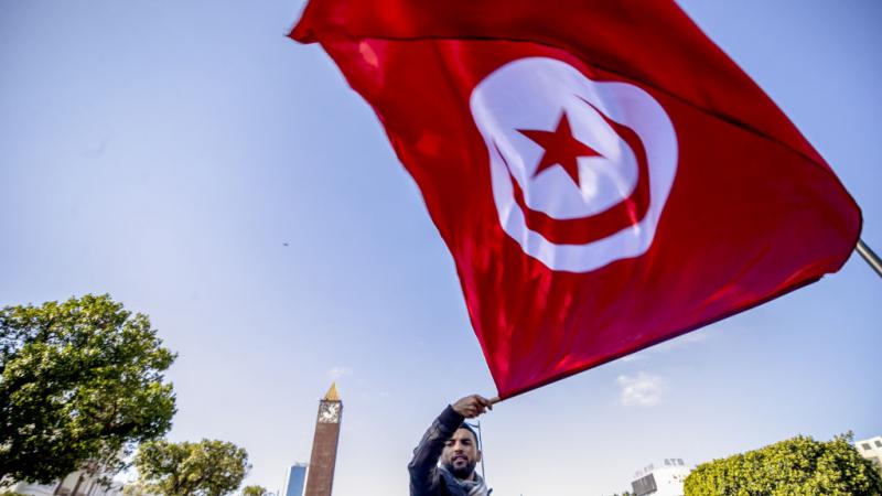 اتهمت أحزاب معارضة الحكومة والرئيس التونسي باستغلال الأوضاع الصحية لقمع الحريات في البلاد (غيتي)