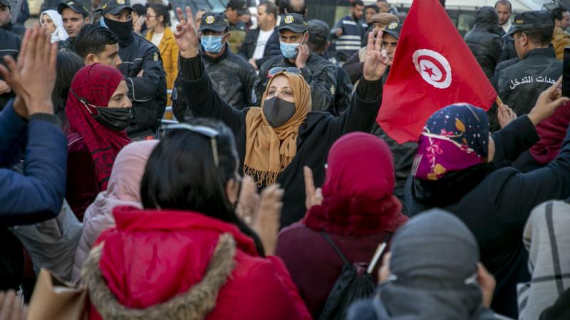 دعت أحزاب تونسية أنصارها للتظاهر في شارع الحبيب بورقيبة الجمعة احتفالًا بالذكرى الـ11 لعيد الثورة (غيتي)