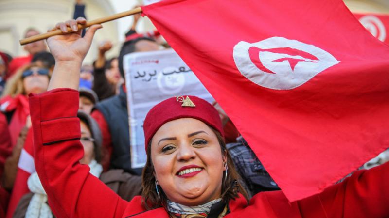 تتجه الأنظار إلى التظاهرات المرتقبة يوم الجمعة رفضًا للتدابير الاستثنائية في ذكرى الثورة بتونس (غيتي)