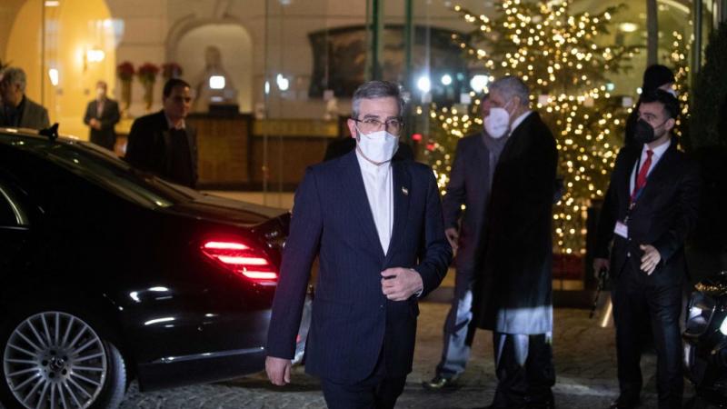 عاد كبار المفاوضين الإيرانيين والأوروبيين إلى عواصمهم لمناقشة المواقف السياسية 