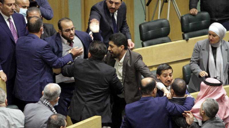 شهد مجلس النواب الأردني فوضًى عارمةً وعراكًا بين النواب في 28 ديسمبر الماضي (غيتي)