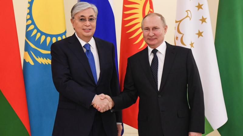 الرئيس الروسي فلاديمير بوتين ونظيره الكازاخستاني قاسم جومرت توكاييف (أرشيف-غيتي)