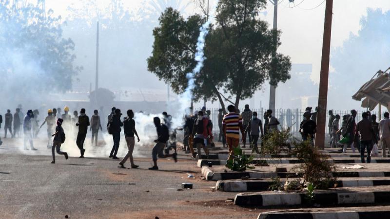 قوات الأمن السودانية تطلق قنابل غاز مسيلة للدموع لتفريق متظاهرين كانوا في طريقهم إلى القصر الرئاسي بالخرطوم