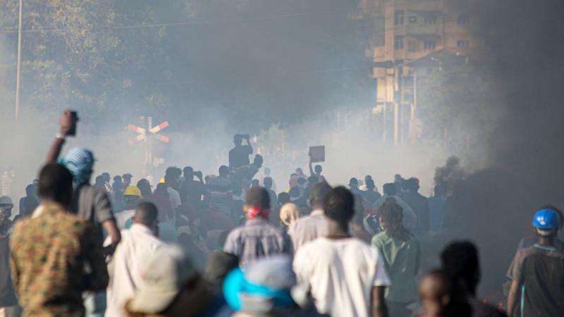 تستهدف القوى الأمنية السودانية المتظاهرين في الشوارع 